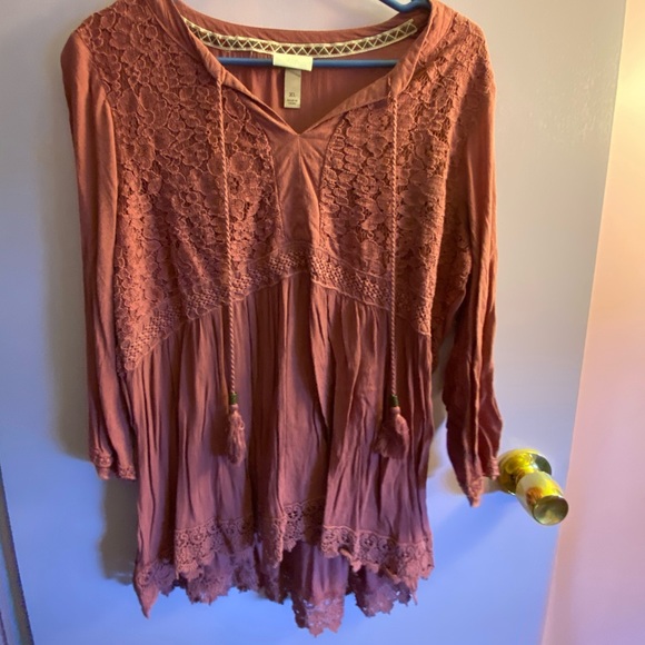 Woman’s blouse - Picture 1 of 2